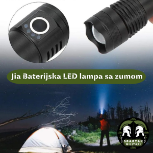 Jia baterijska LED lampa sa zumom - fokus svetlom, prikazana uz šator i osobu koja koristi lampu noću u prirodi.