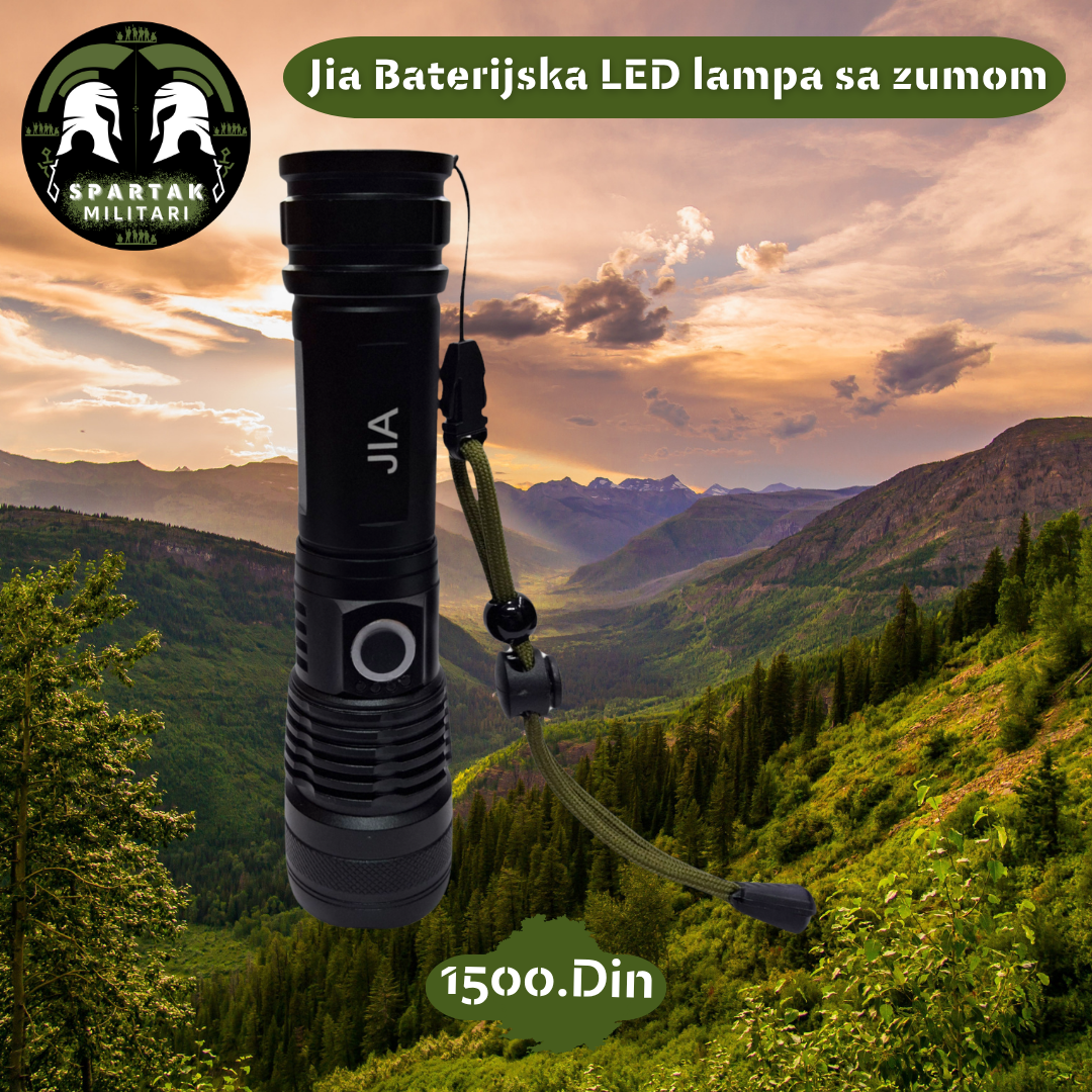 Jia LED baterijska lampa sa kaišem stoji uspravno, u pozadini panoramski pogled na planine i dolinu.