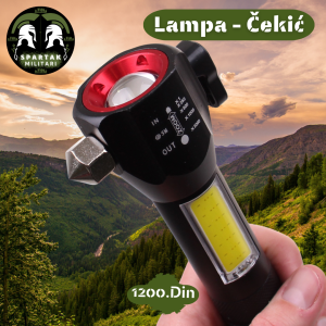 Osoba drži Lampa Čekić multifunkcionalnu lampu-čekić sa planinskim pejzažom u pozadini.